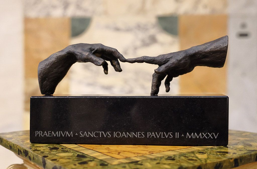 Rzeźba nagrody Premio San Giovanni Paolo II przedstawiająca dwie ręce sięgające ku sobie