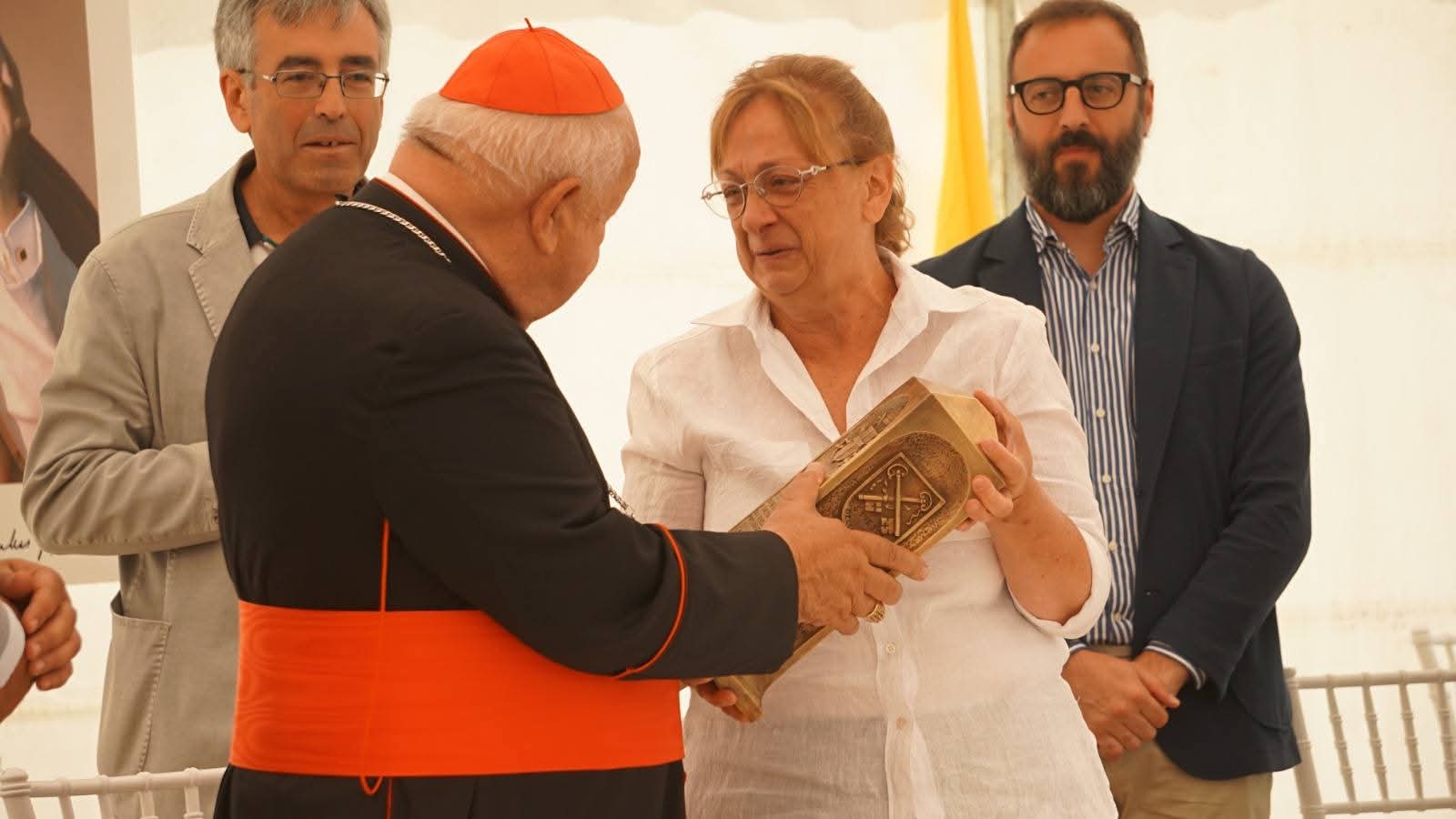 Cardinal Stanisław Dziwisz from Our Foundation Receives Award on Behalf of the Vatican